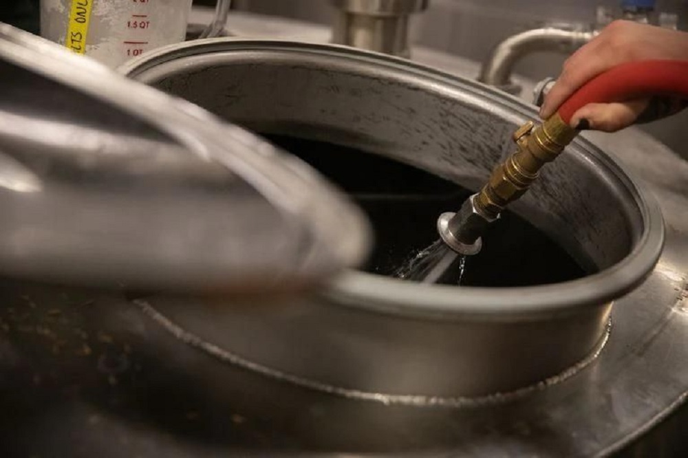 不用CIP系统啤酒厂如何清洗啤酒设备？